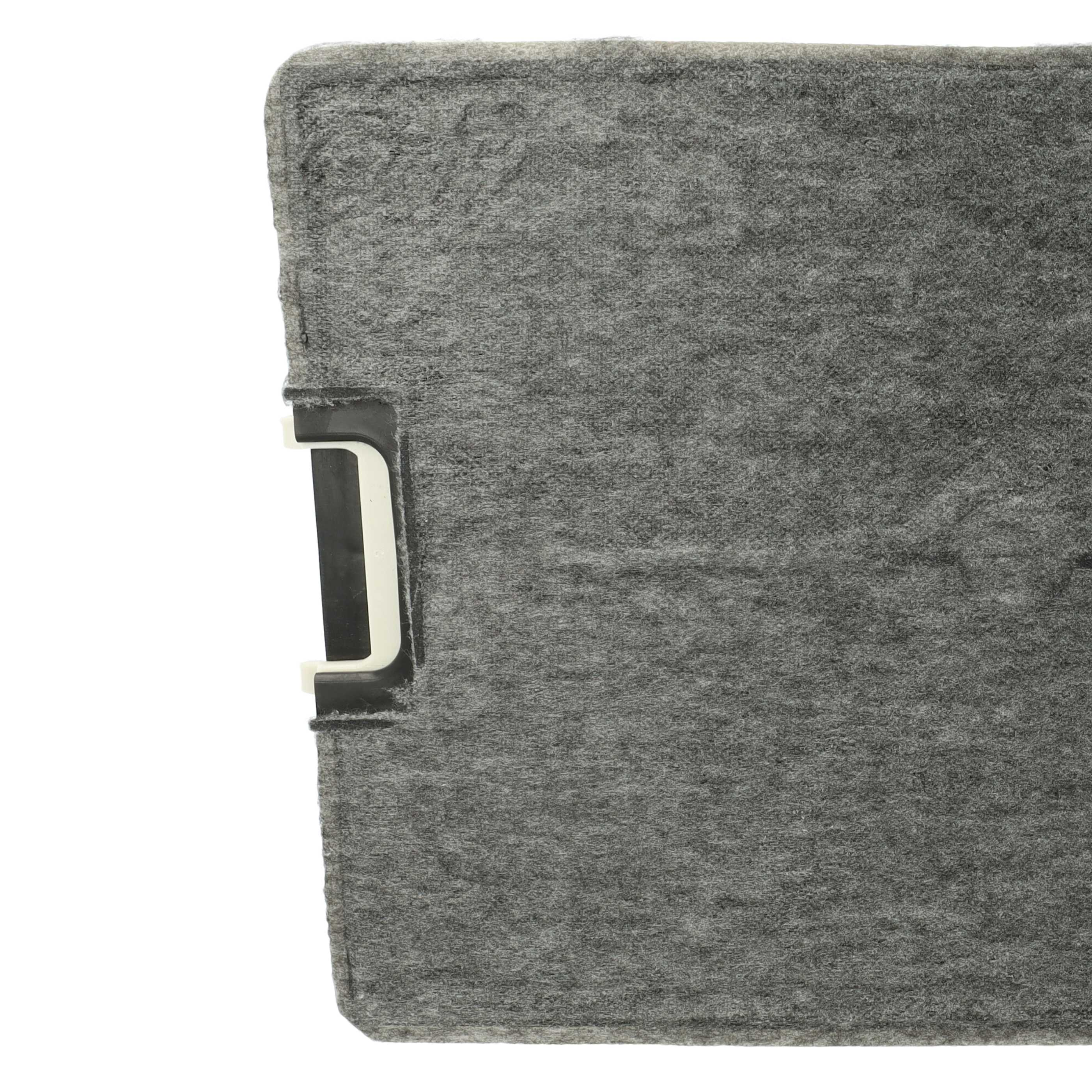 Ein graues, rechteckiges Filzpad mit einem weißen und schwarzen Griff. Der Hintergrund ist weiß.