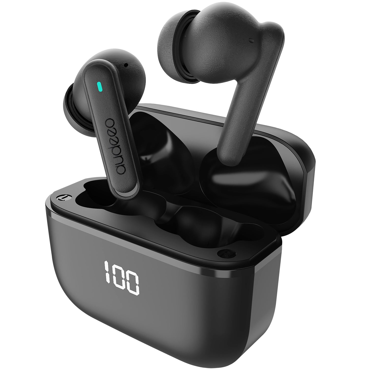 Auricolari wireless neri con custodia di ricarica. Un auricolare parzialmente fuori dalla custodia. La custodia mostra 100. Sfondo bianco.
