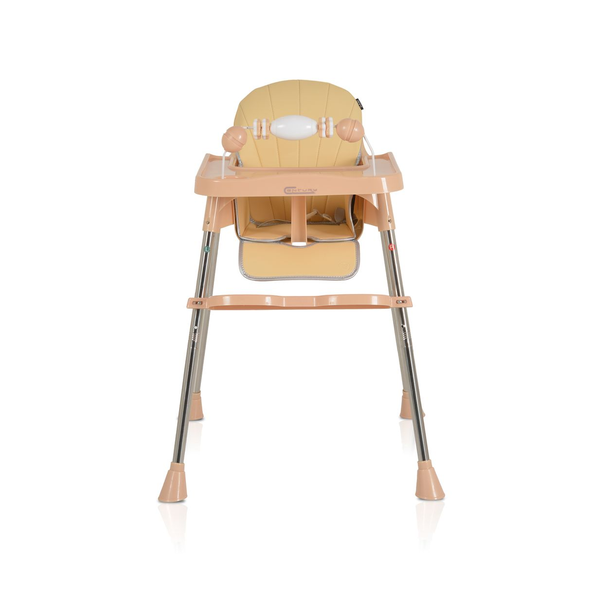 Ein Babyhochstuhl, beige und gelb, auf weißem Hintergrund. Er hat ein Tablett, Sicherheitsgurte und besteht aus Metall und Kunststoff.