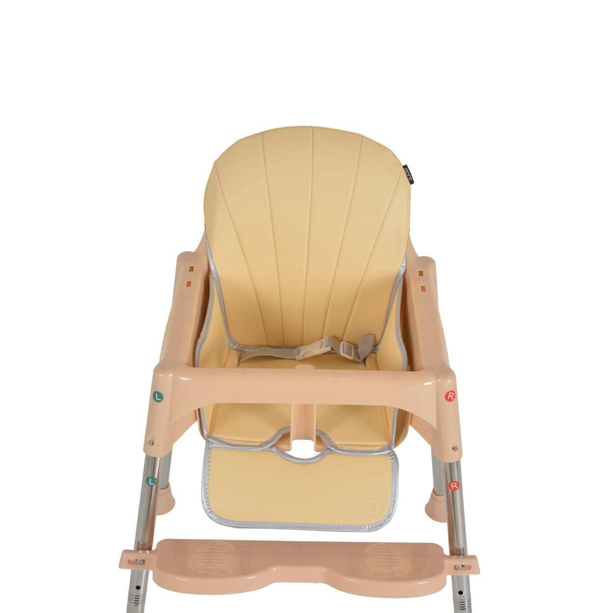Ein beigefarbener Babyhochstuhl. Er hat eine gepolsterte Sitzfläche und Rückenlehne. Der Stuhl hat ein Tablett, eine Fußstütze und Sicherheitsgurte.