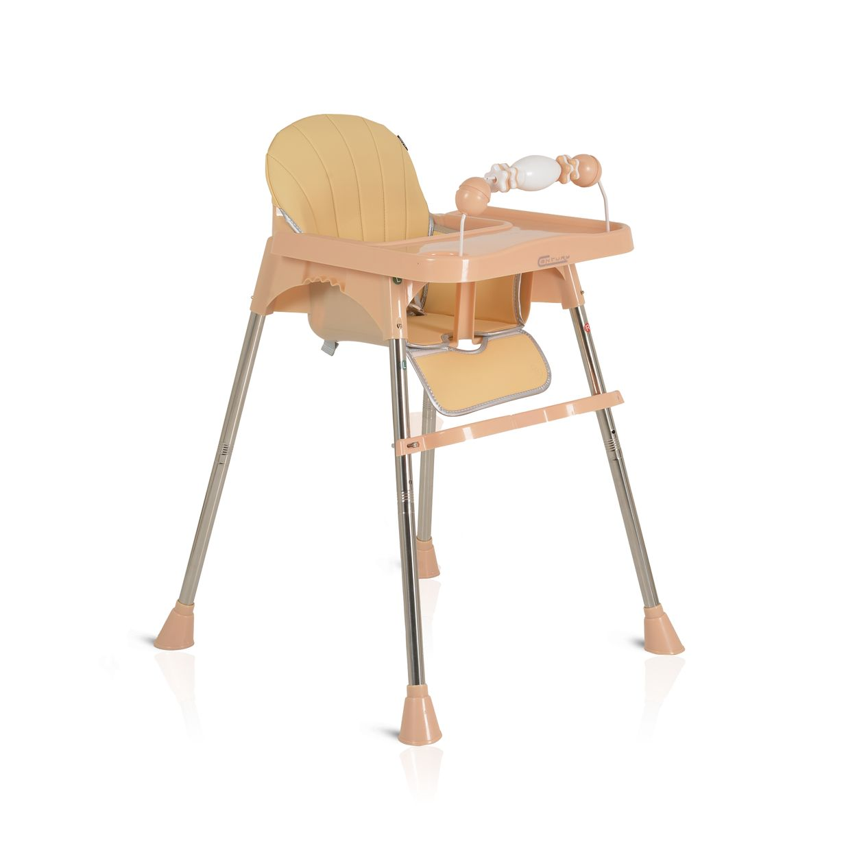 Ein beiger und gelber Babyhochstuhl. Er hat ein Tablett, einen Sitz und eine Spielzeugstange. Die Beine sind silberfarben und der Stuhl steht auf einer weißen Oberfläche.