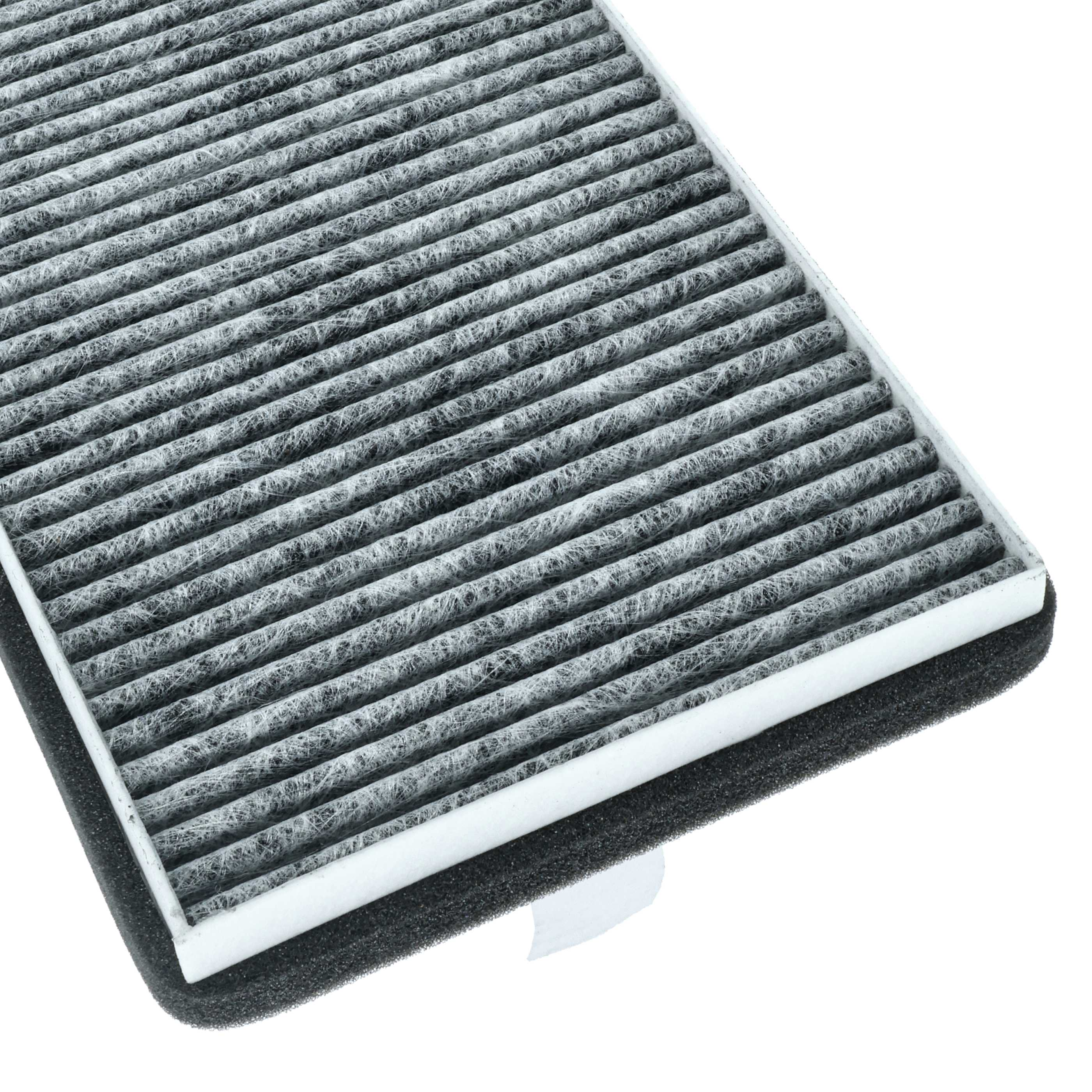 Luftfilter mit grauem, faserigem Material und weißem Rahmen. Schwarze Schaumbasis, weißer Hintergrund.