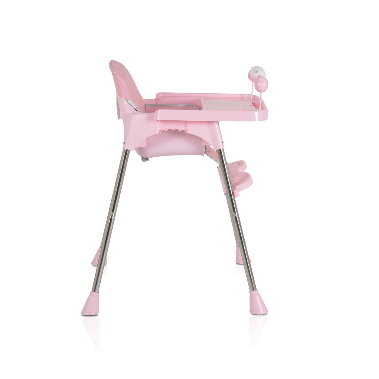 Ein rosa Babyhochstuhl mit silbernen Beinen, einem Tablett und einem Spielzeugaufsatz. Er ist leer und vor weißem Hintergrund.