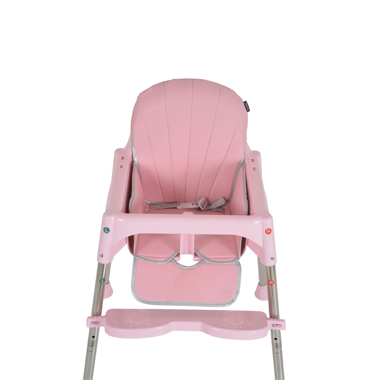 Ein rosa Hochstuhl mit gepolstertem Sitz und Rückenlehne. Er hat ein silbernes Gestell und einen grauen Sicherheitsgurt. Der Hintergrund ist weiß.