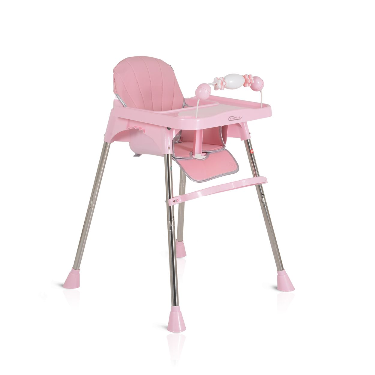 Ein rosa Babyhochstuhl mit Tablett und Spielzeugstange. Er hat einen gepolsterten Sitz und Metallbeine. Der Hintergrund ist weiß.