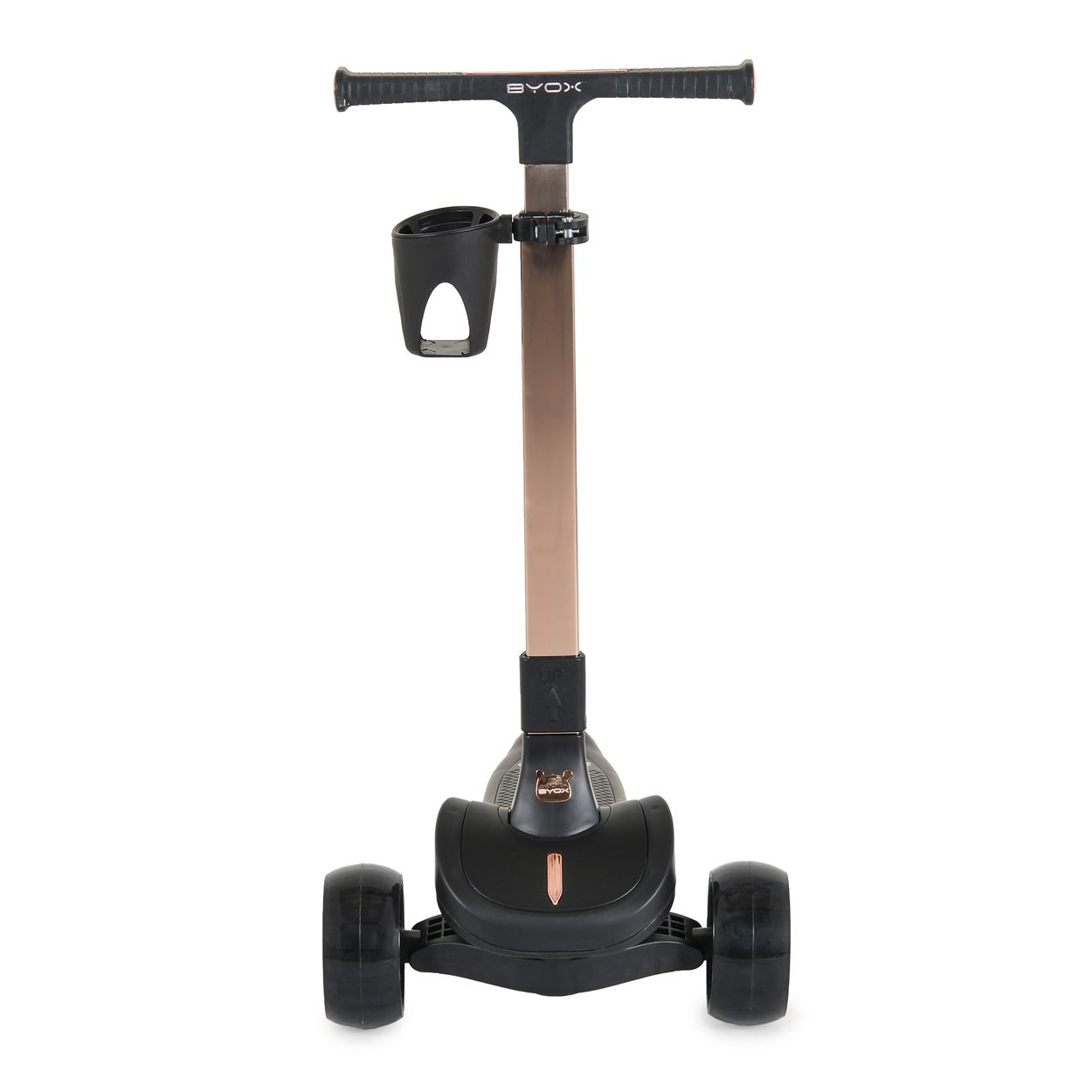 Ein schwarzer und bronzefarbener BYOX-Roller. Er hat drei Räder, einen Lenker und einen Getränkehalter. Der Hintergrund ist weiß.