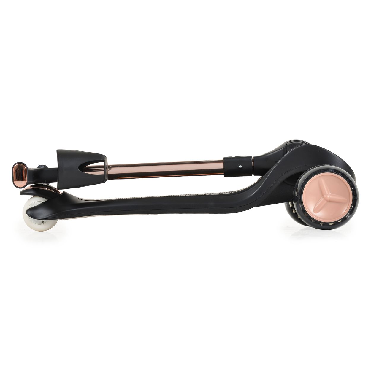 Ein zusammengeklappter schwarzer und roségoldener Roller. Er hat drei Räder, und der Lenker ist roségoldfarben. Die Räder haben eine roségoldene Mitte.