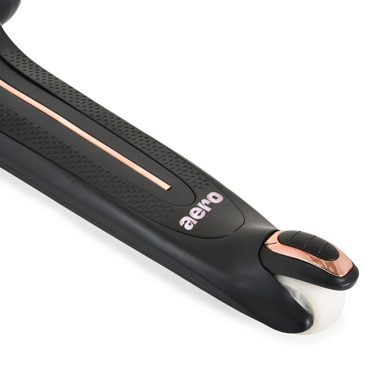 Ein schwarzer und roségoldener Roller mit dem Wort "aero" in Rosa. Verfügt über ein weißes Rad und ein strukturiertes Fußdeck.