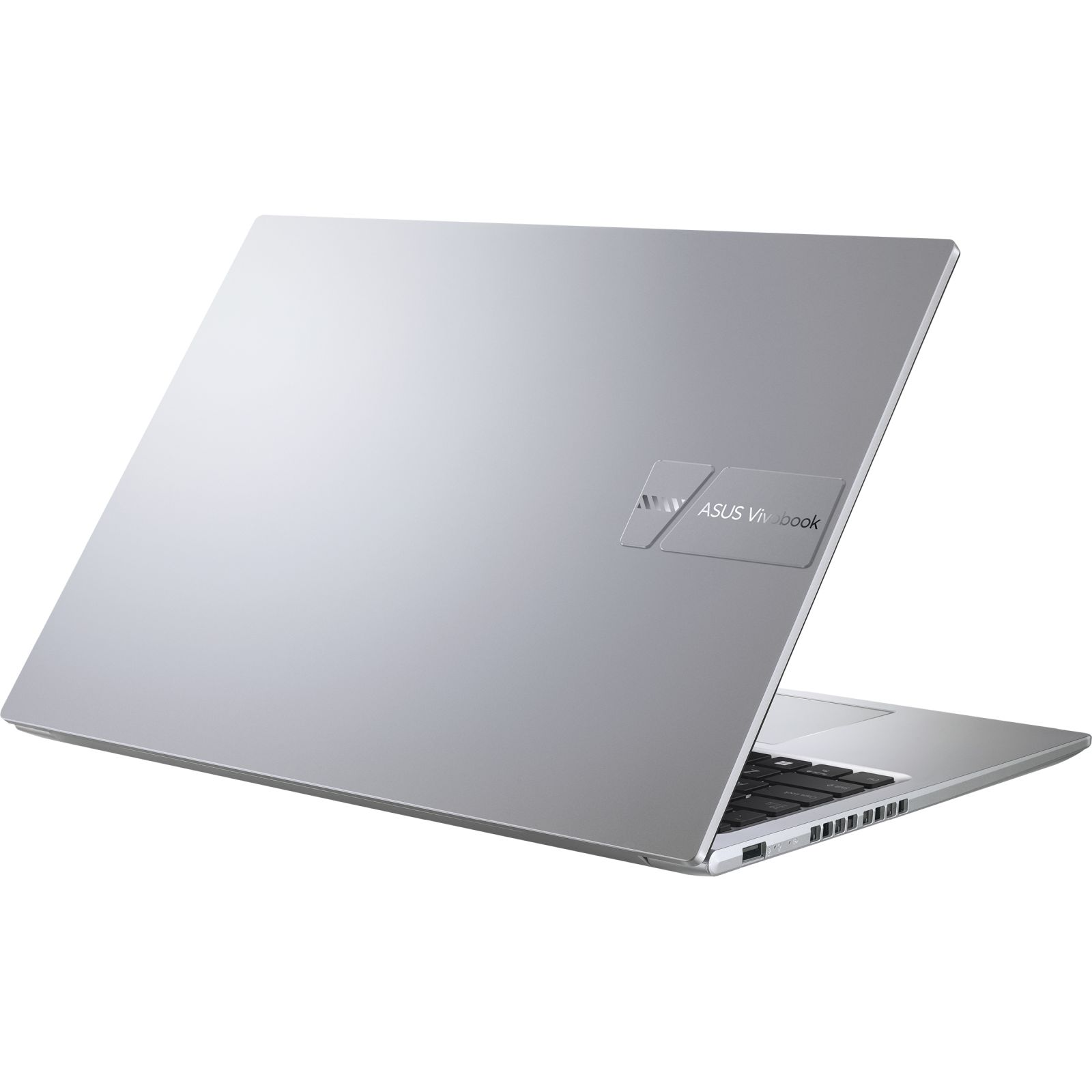 Silberner ASUS Vivobook-Laptop, leicht geöffnet. Die Tastatur ist sichtbar. Der Hintergrund ist weiß.
