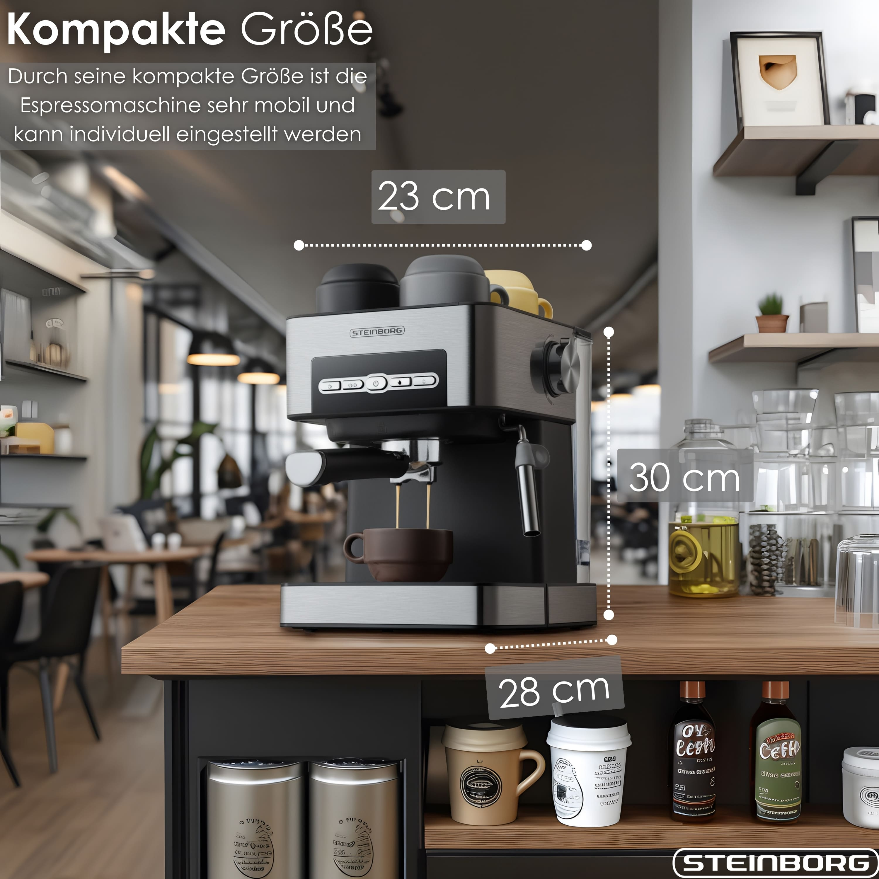 Espressomaschine mit Tassen oben, Abmessungen angegeben. Holztisch mit Gläsern, Tassen und Flaschen. Hintergrund ist ein Café.