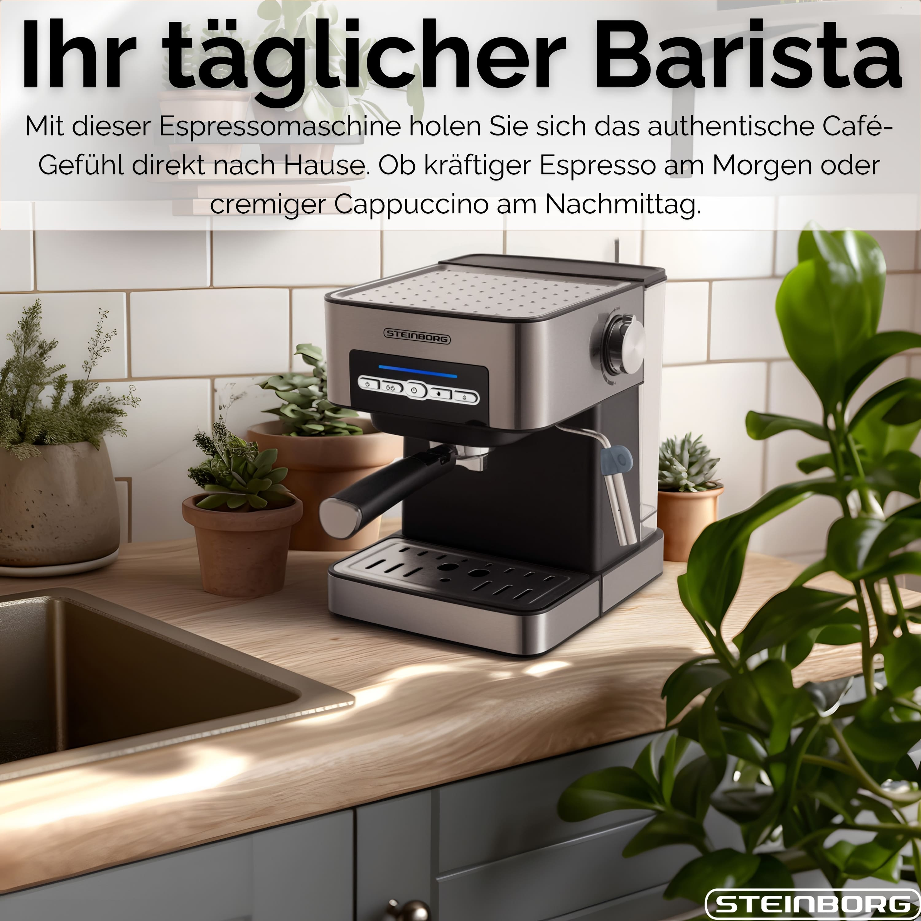 Espressomaschine auf Holztisch mit Pflanzen, Spüle und weißen Fliesen. Die Maschine ist silber und schwarz.