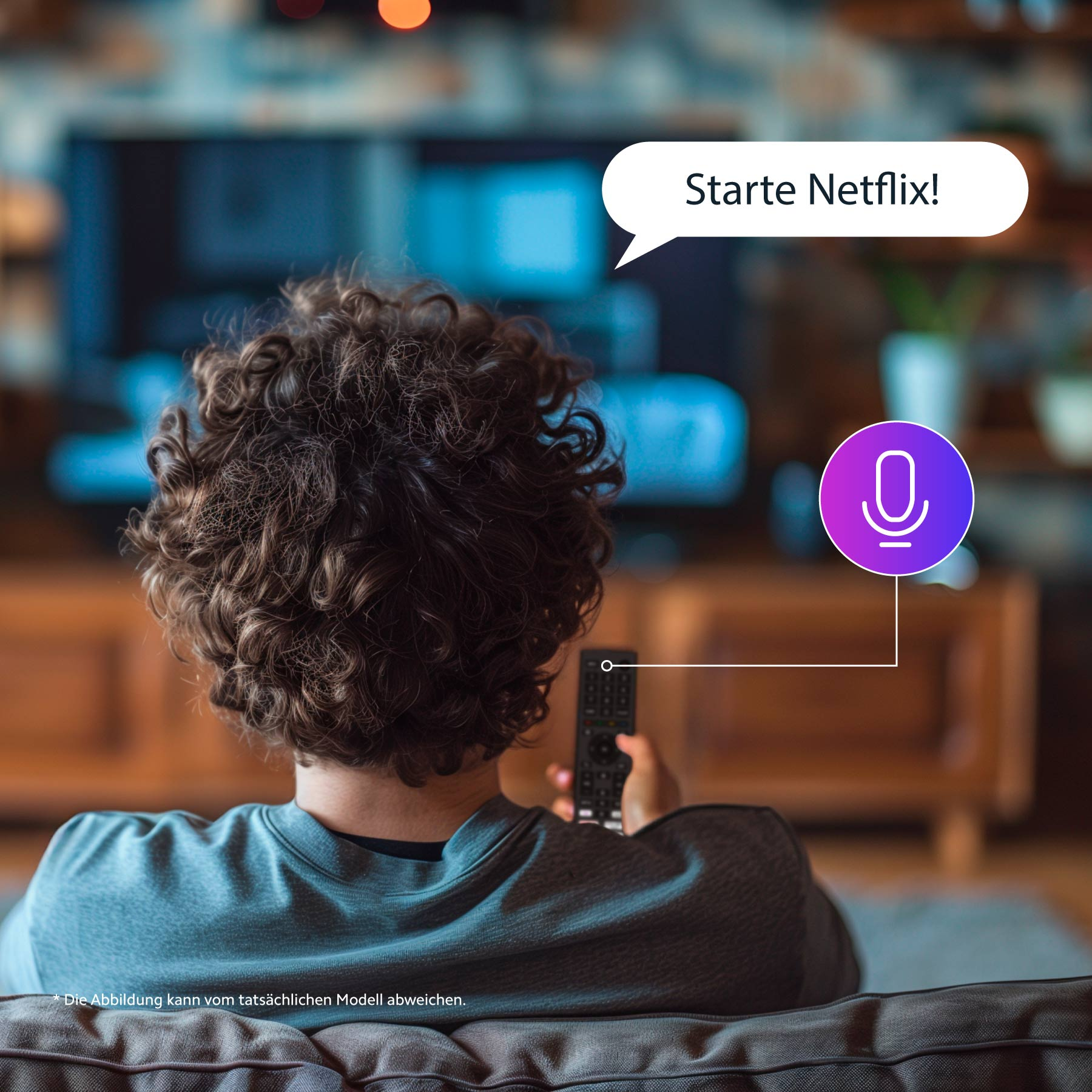 Person vor einem Fernseher mit Fernbedienung. Sprechblase sagt 'Starte Netflix!'. Ein Mikrofonsymbol ist ebenfalls sichtbar.