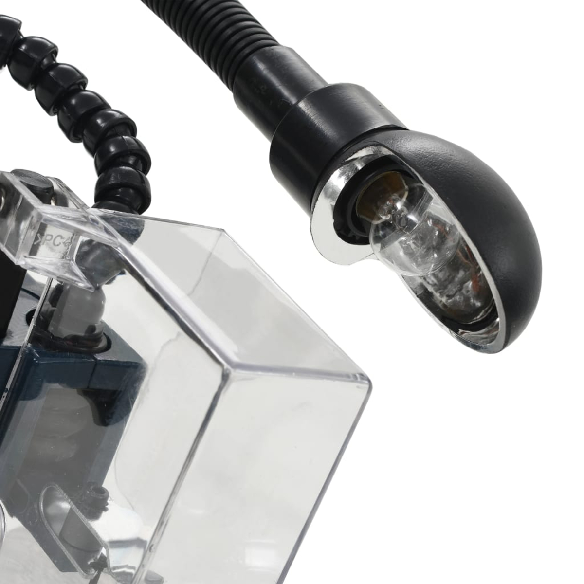 Nahaufnahme einer schwarzen, flexiblen Lampe mit einer durchsichtigen Kunststoffabdeckung und einer Glühbirne. Die Lampe steht vor weißem Hintergrund.