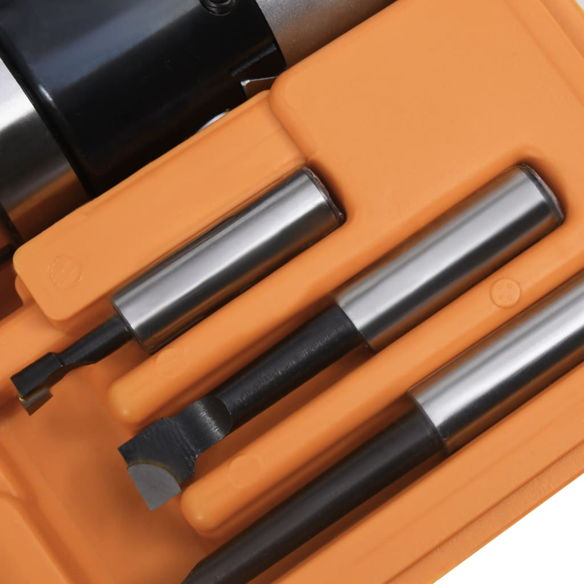 Ein orangefarbener Werkzeugkoffer mit mehreren Bohreinsätzen unterschiedlicher Größe. Die Bits sind silber und schwarz, und der Koffer ist offen.