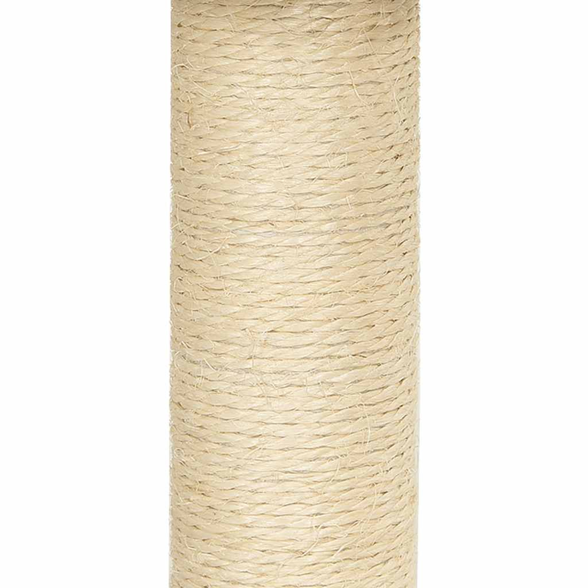 Nahaufnahme eines zylindrischen Kratzbaums, der mit dicht gewickeltem, hellbeige-farbenem Seil umwickelt ist. Weißer Hintergrund links.