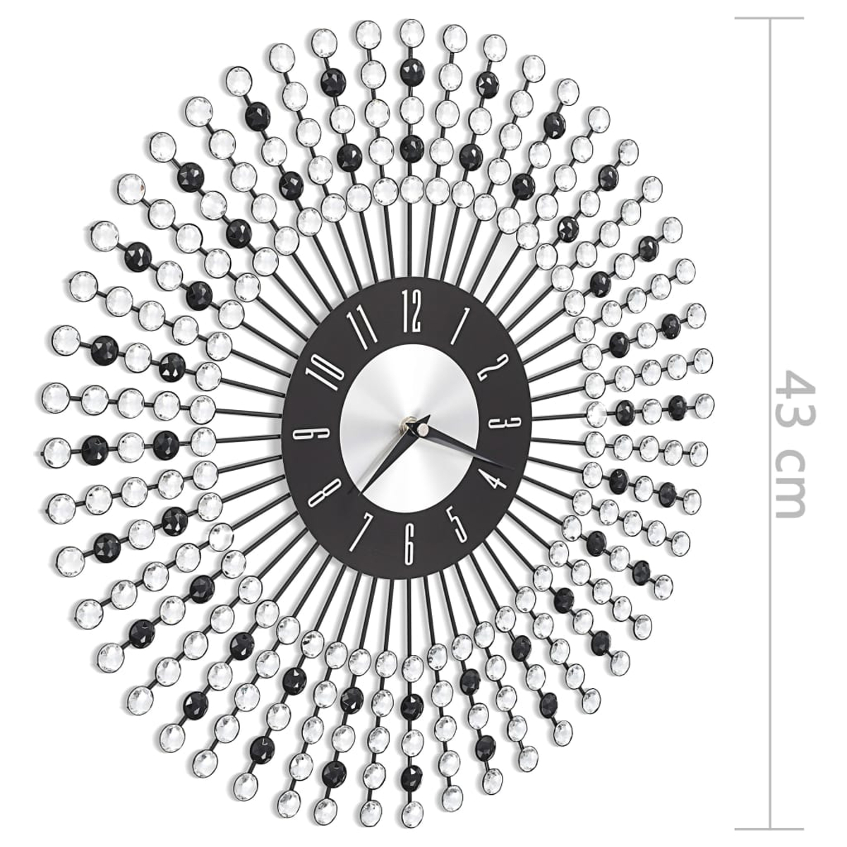 Eine runde Wanduhr mit schwarzen und silbernen Details, umgeben von Kristallperlen. Die Zeiger stehen auf 2:30 Uhr. Sie ist 43 cm groß.