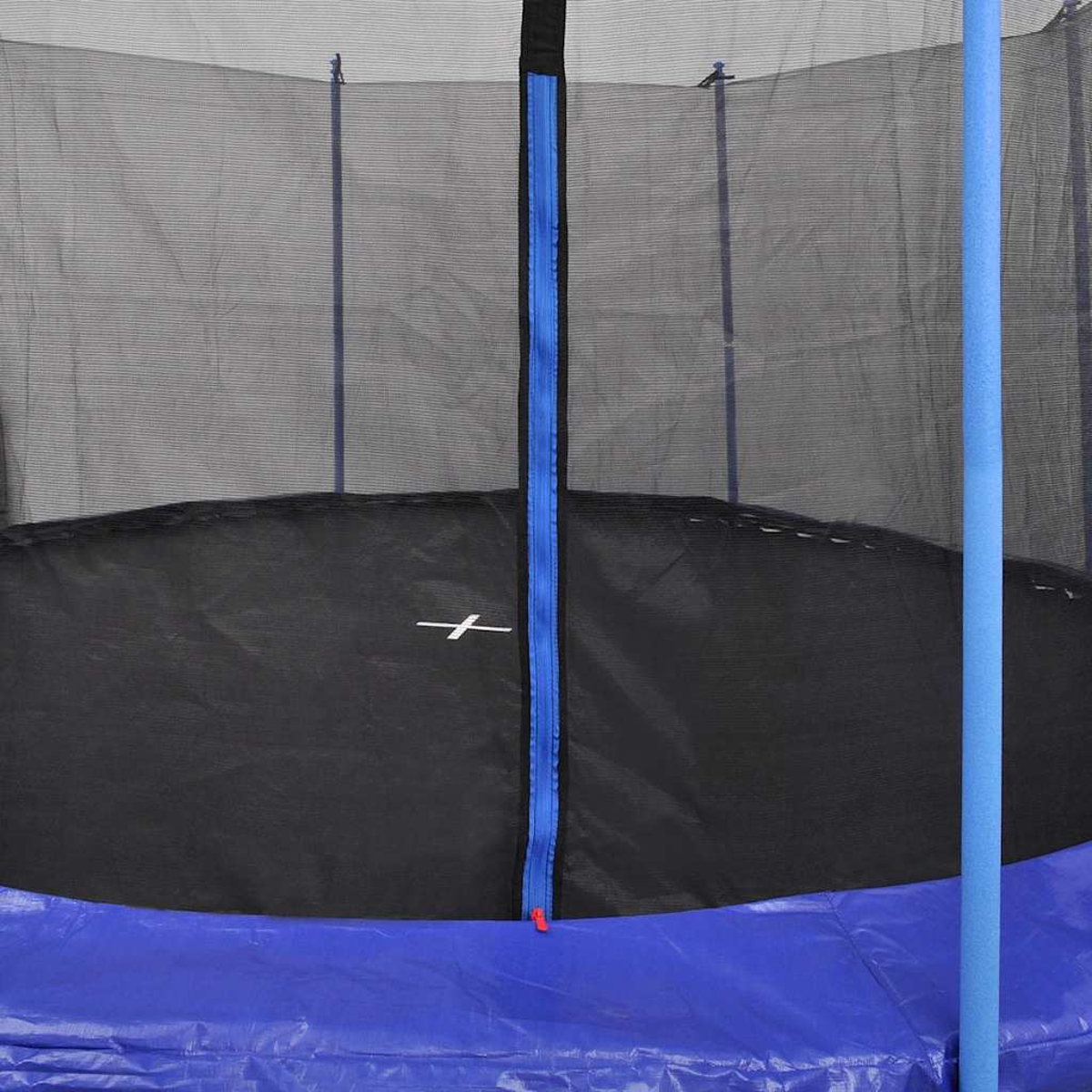 Primo piano di un trampolino. Superficie di salto nera, telaio e rete di sicurezza blu. Cerniera blu al centro. Imbottitura in schiuma blu.