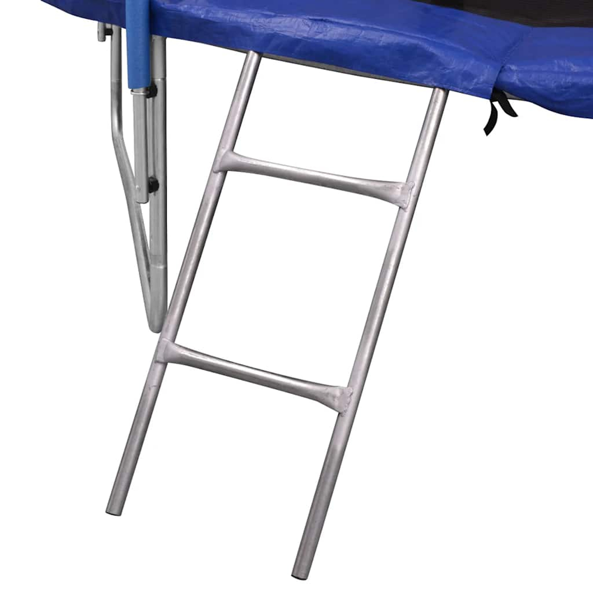 Eine Metallleiter, die an einem Trampolin befestigt ist. Die Leiter ist silberfarben und hat mehrere Sprossen. Das Trampolin hat eine blaue Abdeckung.