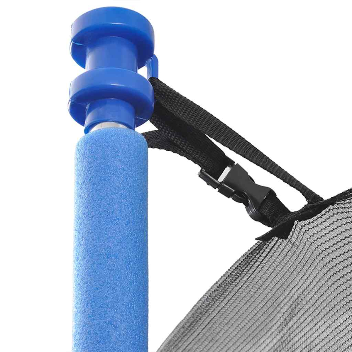 Nahaufnahme von blauem Trampolinpfosten und schwarzem Sicherheitsnetz. Ein schwarzer Gurt mit Schnalle befestigt das Netz am Pfosten.