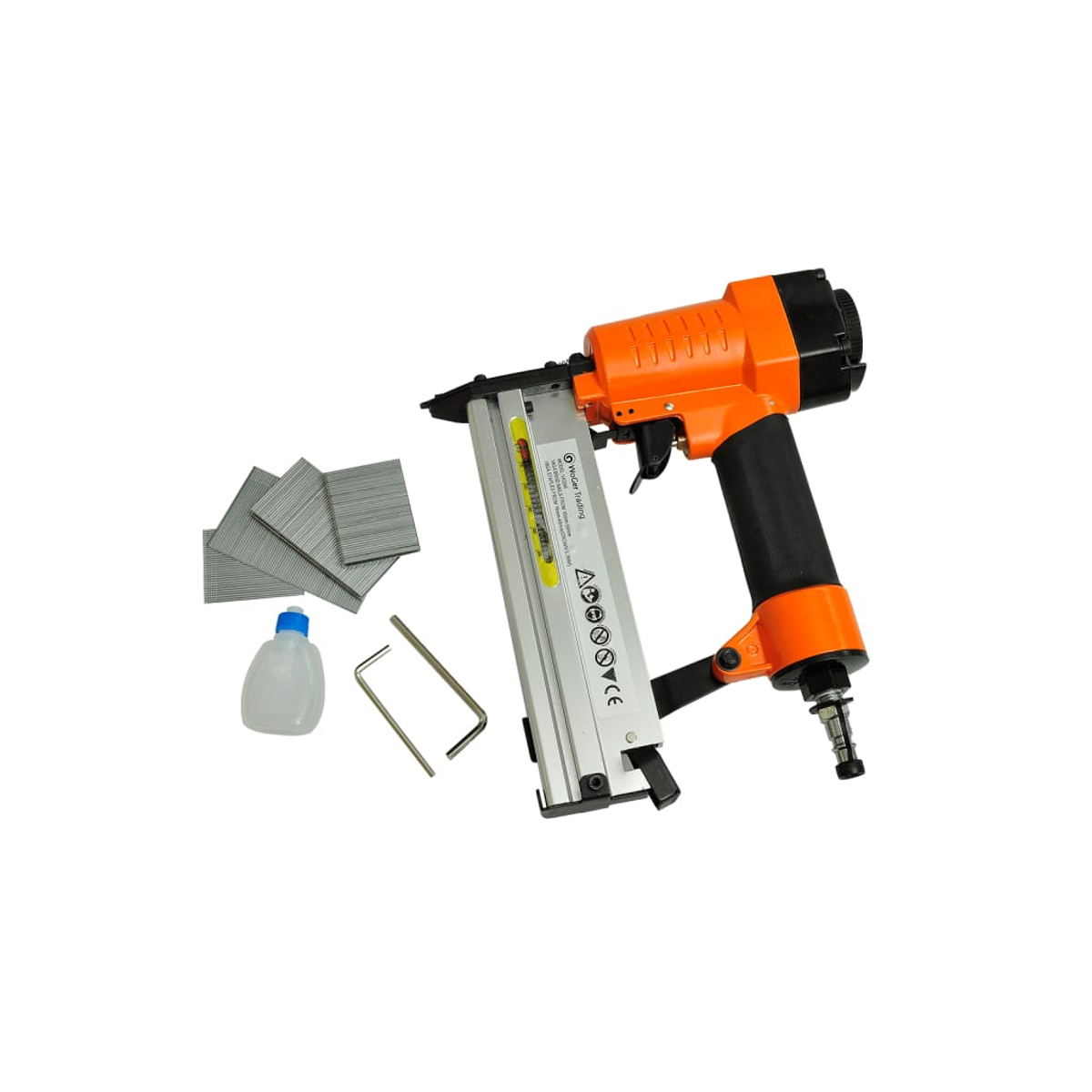 Eine orangefarbene und schwarze Nagelpistole mit silbernen Akzenten, ein Stapel Nägel, eine kleine Flasche und zwei Metallwerkzeuge auf weißem Hintergrund.