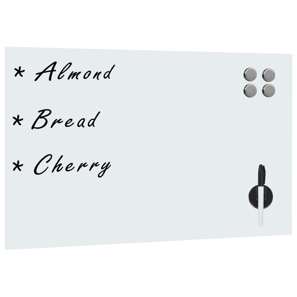 Weißes Whiteboard mit Text: Mandel, Brot, Kirsche. Vier Magnete und ein schwarzer Marker sind auf der Tafel.