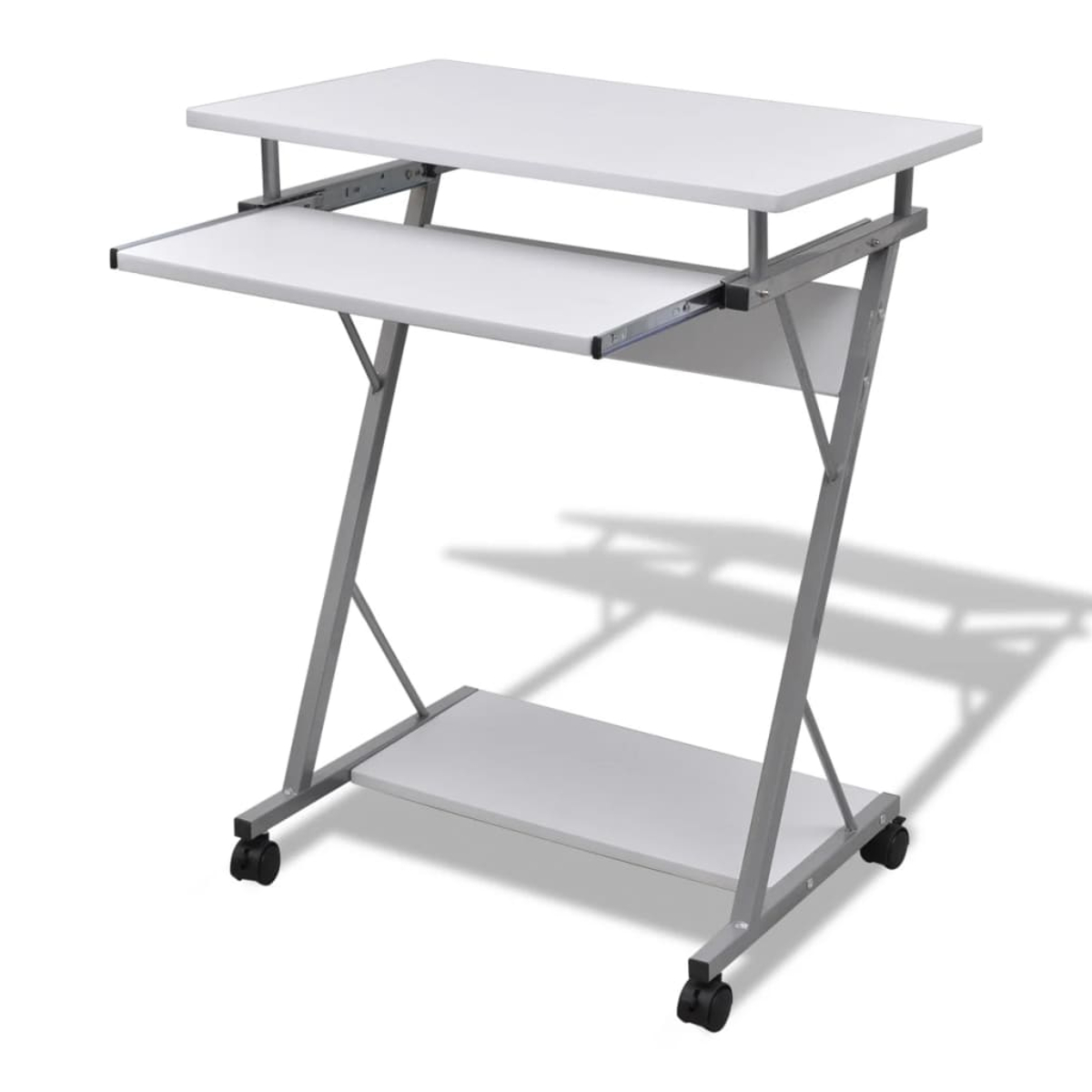 Ein weißer Computertisch mit ausziehbarer Tastaturablage und einem unteren Regal. Er hat ein Metallgestell und Rollen.