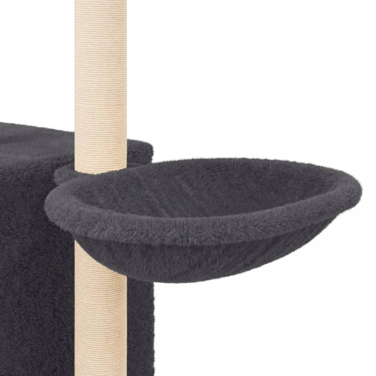 Ein Kratzbaum mit grauem Plüschbett, beigefarbener Kratzsäule und dunkelgrauem Sockel. Das Bett ist rund und flauschig.