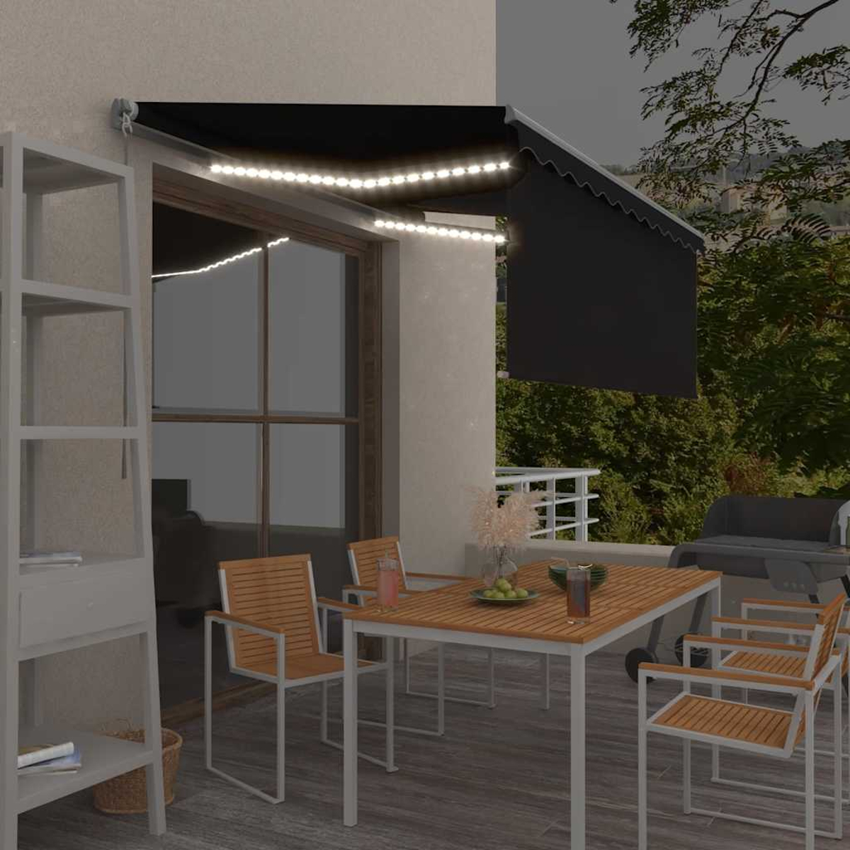 Szene auf der Terrasse im Freien mit Tisch, Stühlen und Markise. Lichter darüber, Getränke auf dem Tisch und Grill im Hintergrund sichtbar.