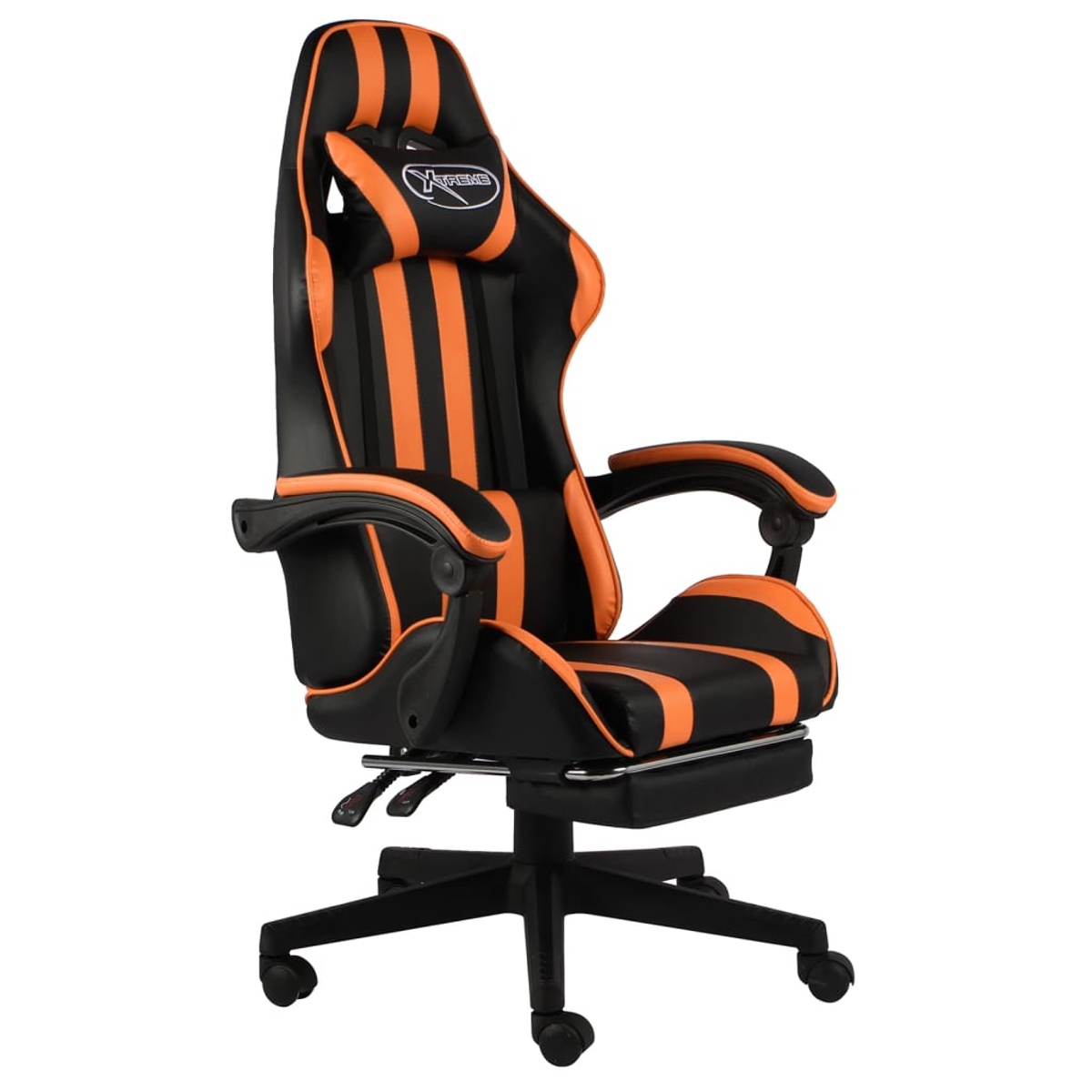 Gaming-Stuhl, schwarz und orange, mit Kopfstütze und Armlehnen. Er hat eine Fußstütze und steht auf einem Rollfuß.