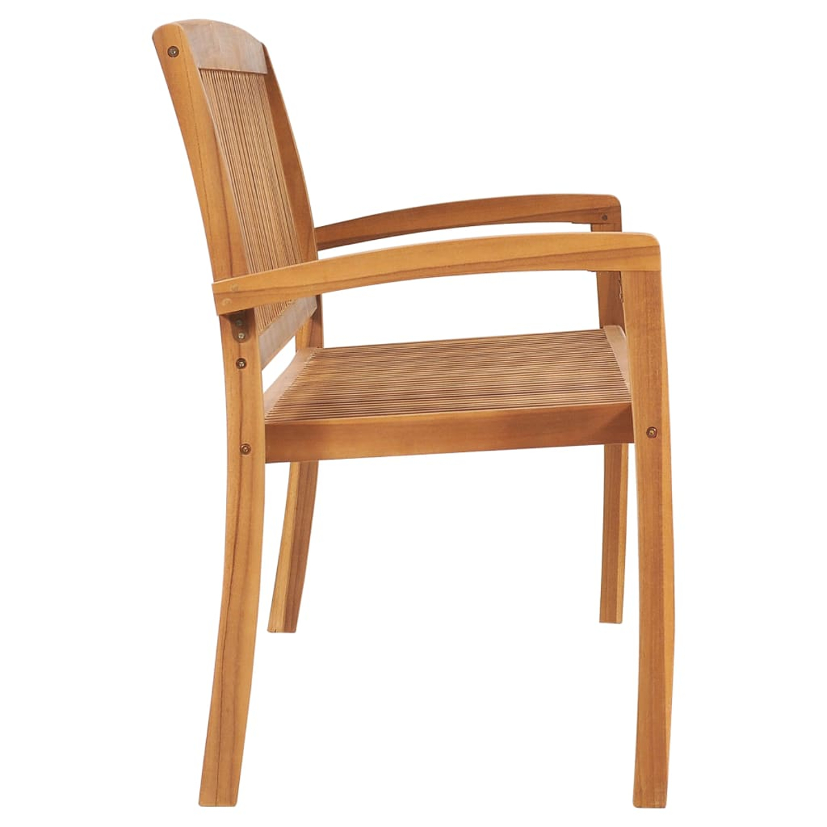 Ein Holzstuhl mit Armlehnen. Der Stuhl ist hellbraun und hat eine Sitzfläche und Rückenlehne aus Latten. Der Hintergrund ist weiß.