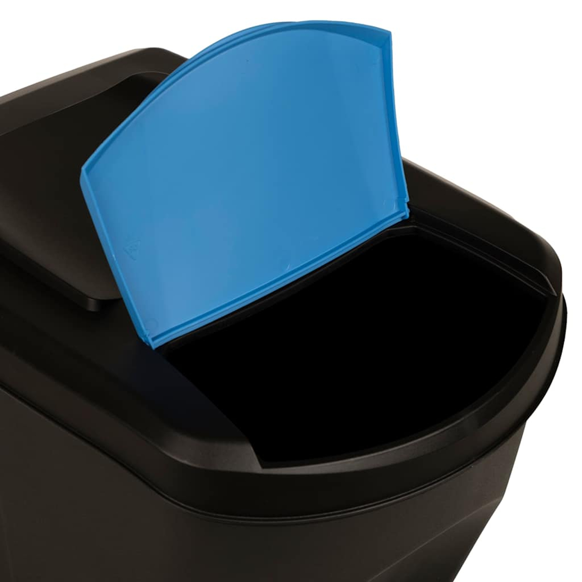 Ein schwarzer Mülleimer mit einem teilweise geöffneten blauen Deckel. Das Innere ist schwarz, der Hintergrund ist weiß.
