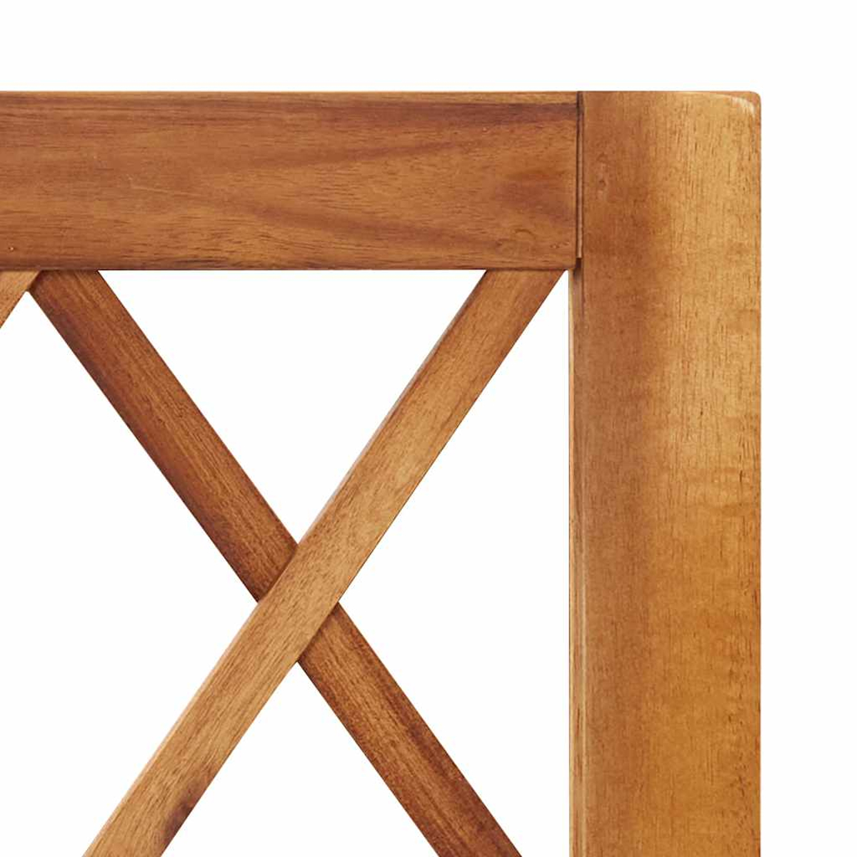 Nahaufnahme einer Holzstuhllehne. Das Design hat ein X-förmiges Kreuz. Das Holz hat eine hellbraune Farbe.
