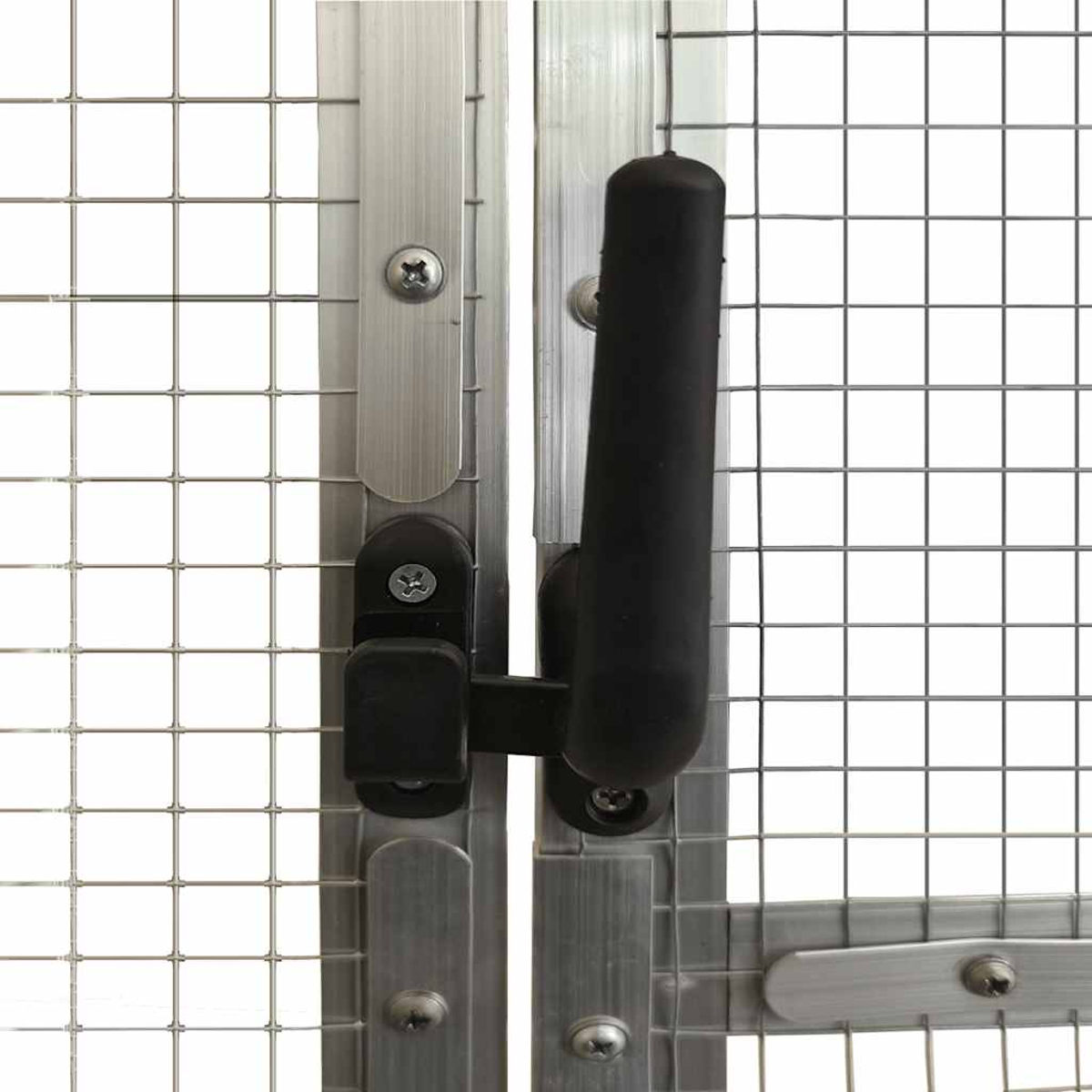 Nahaufnahme eines Metalltors mit schwarzem Griff und Riegel. Das Tor hat ein Drahtgitterdesign. Schrauben sichern die Teile zusammen.