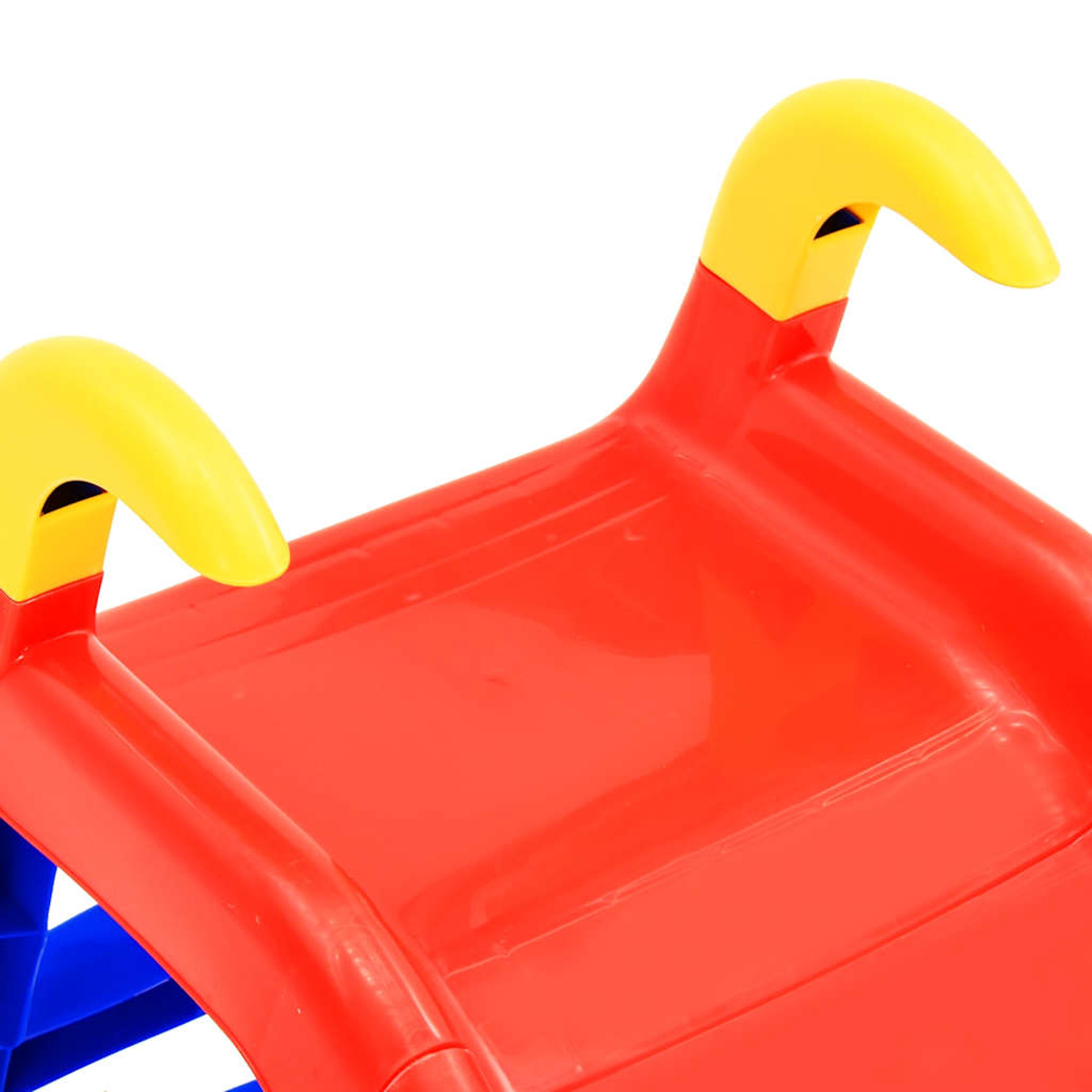 Nahaufnahme eines roten Plastikspielzeugs mit gelben Griffen. Die Griffe sind nach oben gebogen. Der Hintergrund ist weiß.