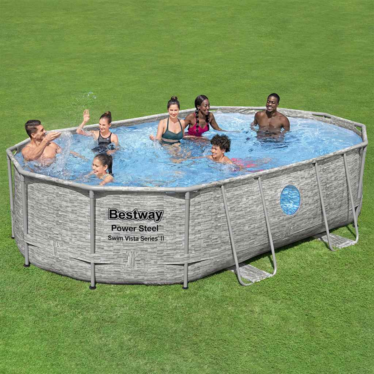 Menschen befinden sich in einem Bestway-Pool auf einer Rasenfläche. Der Pool ist grau mit einem kreisförmigen Fenster. Menschen schwimmen und winken.