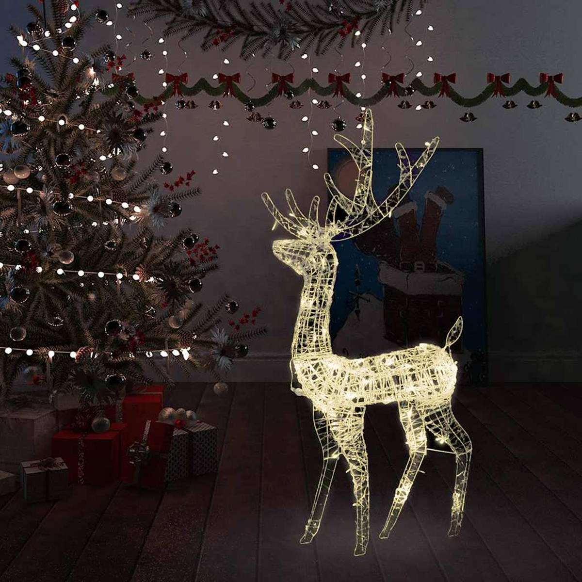 Eine beleuchtete Rentierdekoration steht in der Nähe eines geschmückten Weihnachtsbaums, Geschenken und einem Bild von Santa.