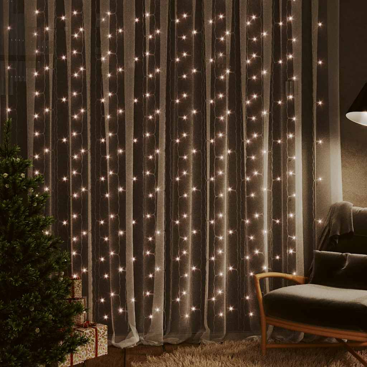 Lichterketten hängen vor transparenten Vorhängen. Ein Weihnachtsbaum und ein Stuhl sind in der Szene.