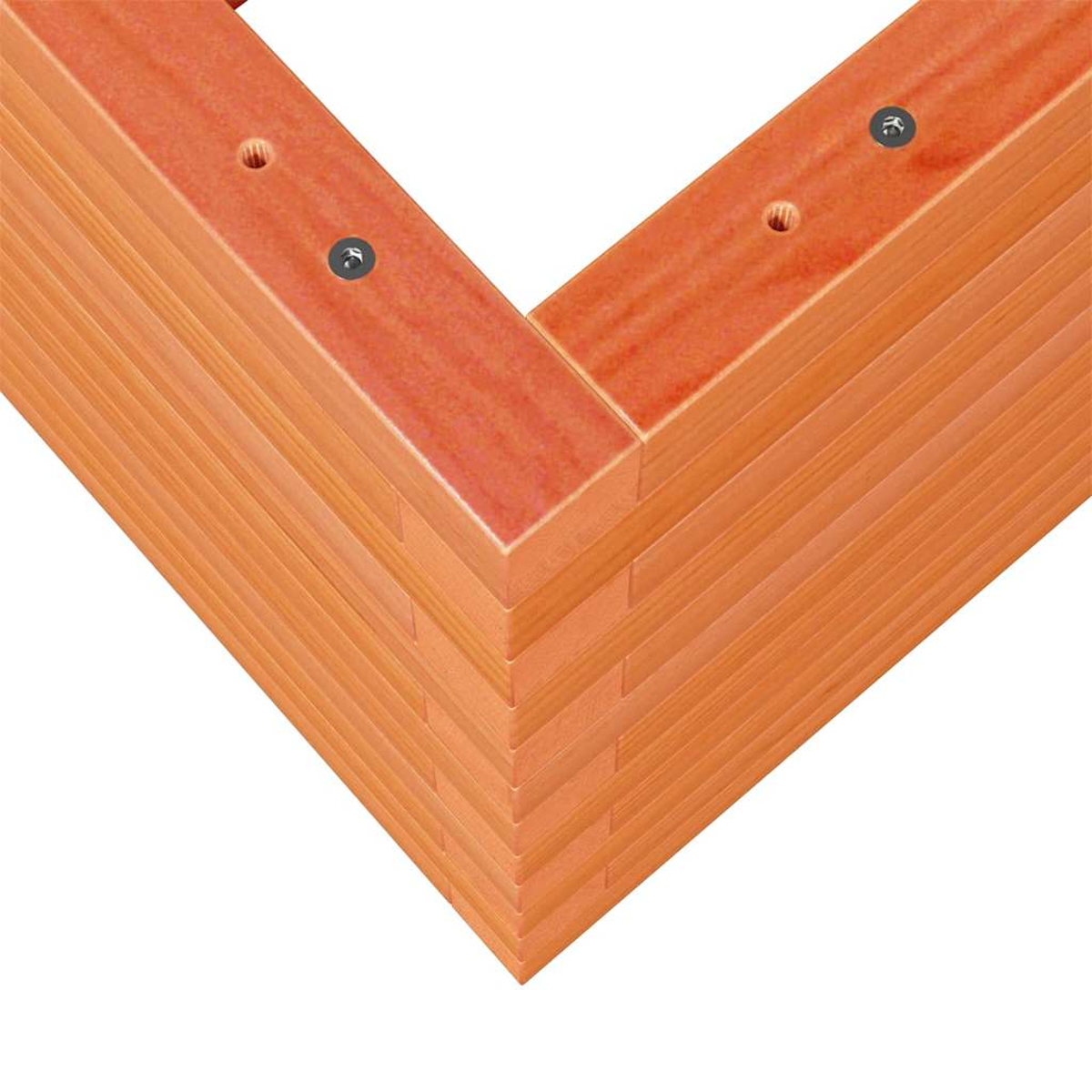 Nahaufnahme einer Holzeckverbindung mit Schrauben. Der Rahmen besteht aus geschichteten Brettern in rotbrauner Farbe. Weißer Hintergrund.