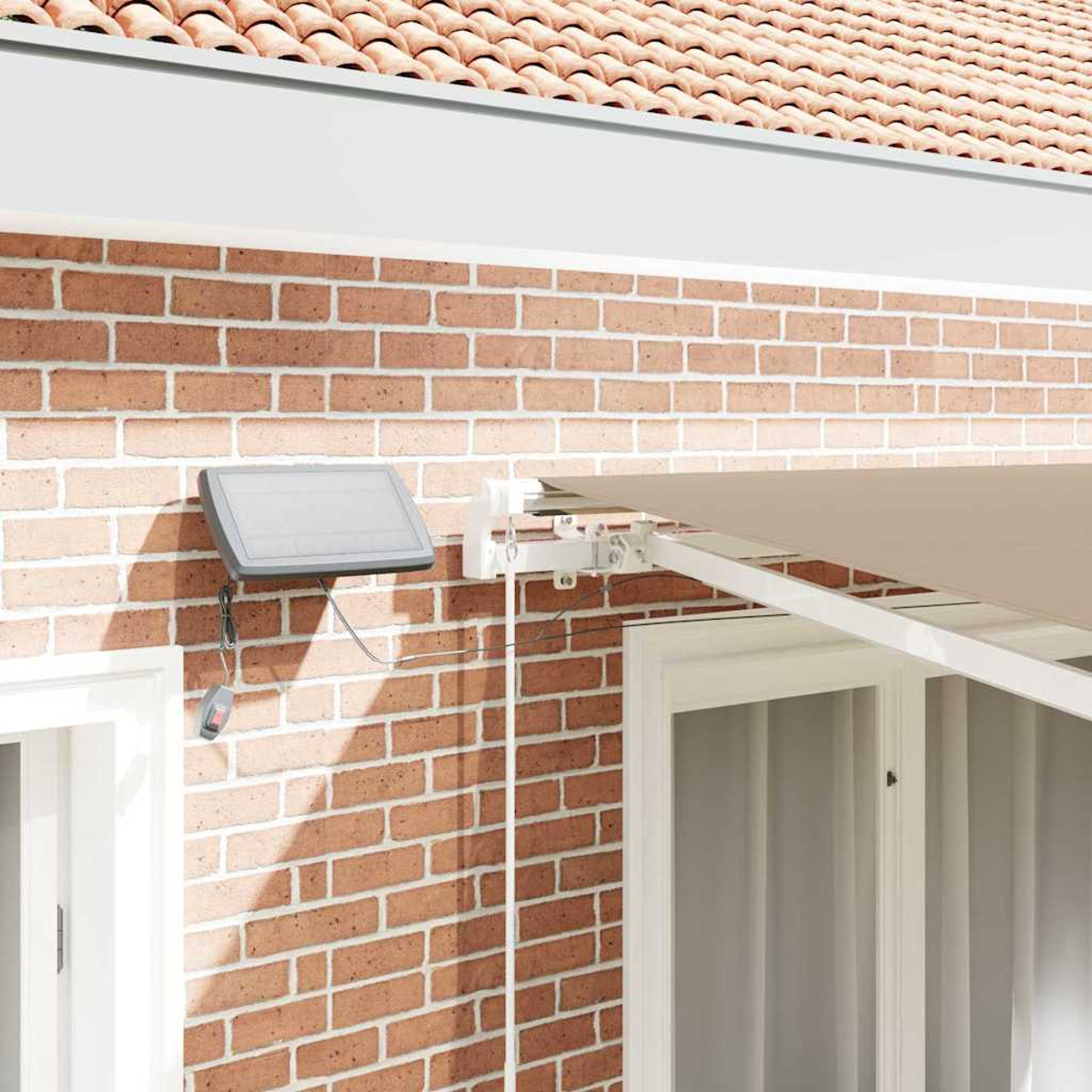 Una pared de ladrillo con un panel solar, toldo y tejas. Una ventana está en primer plano. Un mando a distancia cuelga debajo del panel.