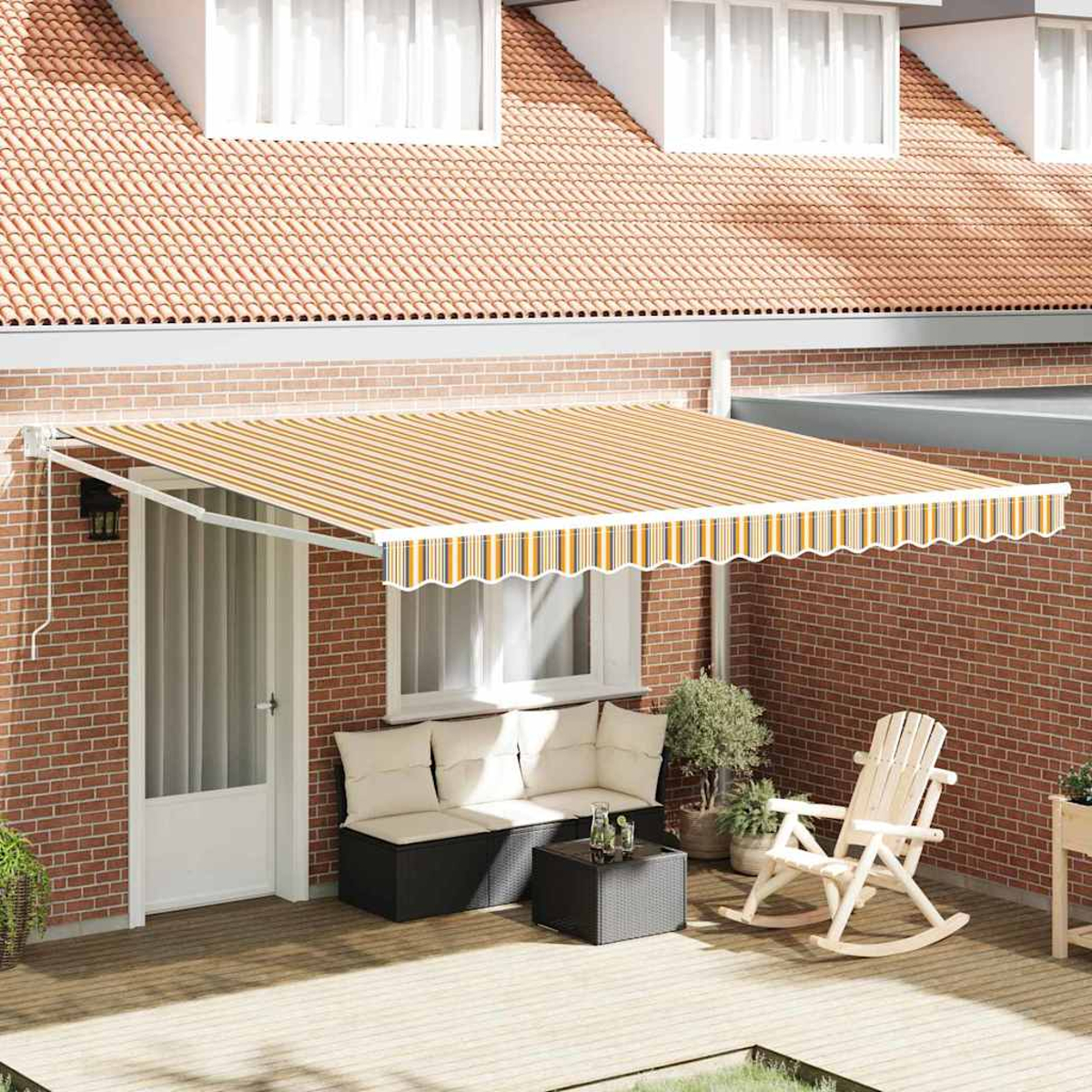Eine gestreifte Markise beschattet eine Terrasse mit Möbeln. Eine weiße Tür, ein Schaukelstuhl und eine Ziegelmauer sind ebenfalls sichtbar.