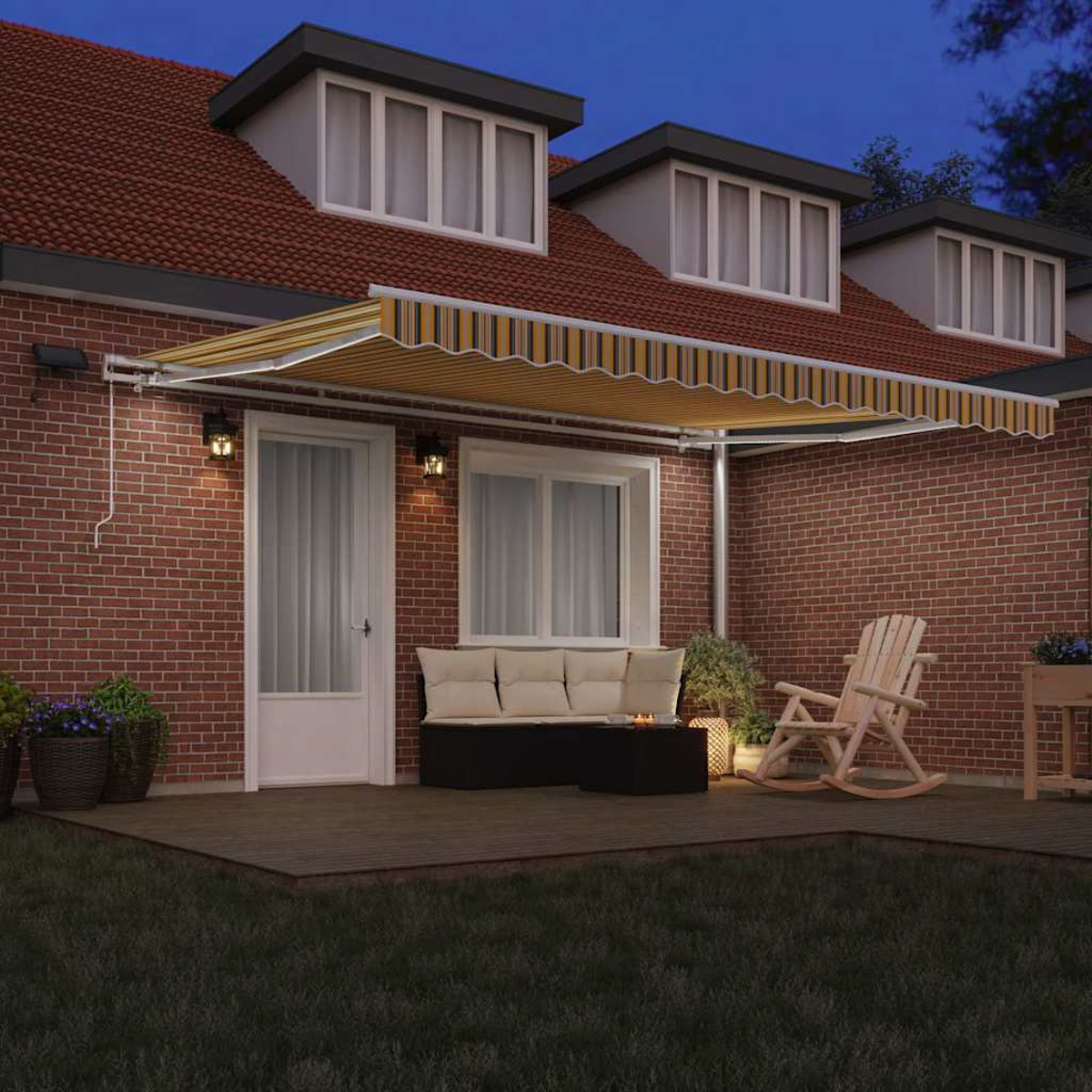 Außenszene bei Nacht. Rotes Backsteinhaus mit Markise, Tür, Fenstern, Sofa, Schaukelstuhl und Pflanzen auf der Terrasse. Der Himmel ist dunkelblau.