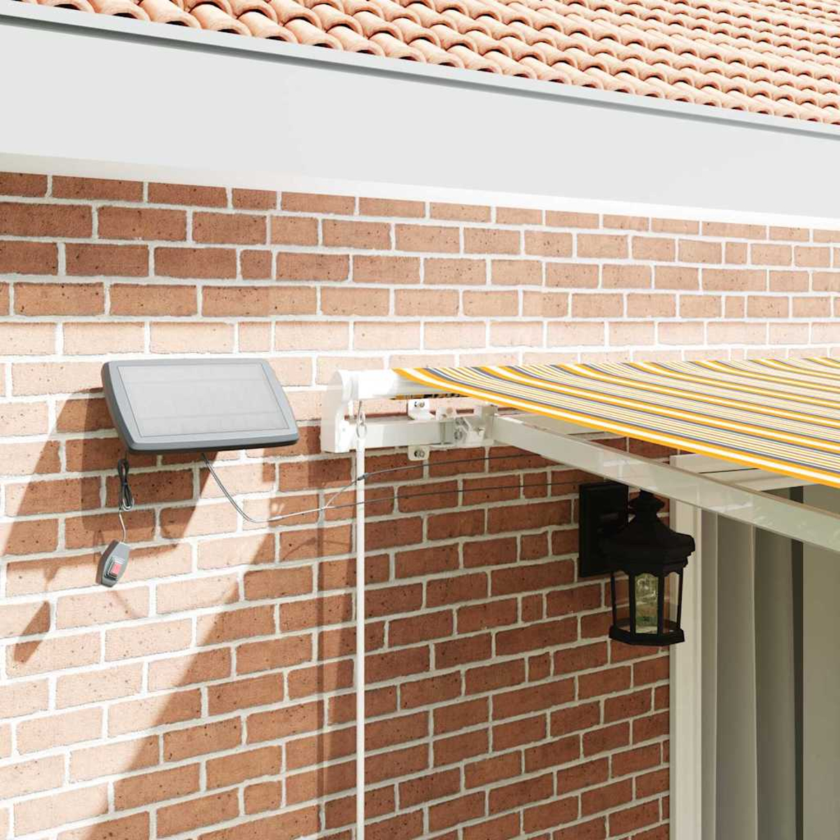 Ziegelmauer mit Markise. Enthält ein Solarpanel, eine schwarze Laterne und eine gestreifte Markise. Das Dach ist mit roten Ziegeln bedeckt.