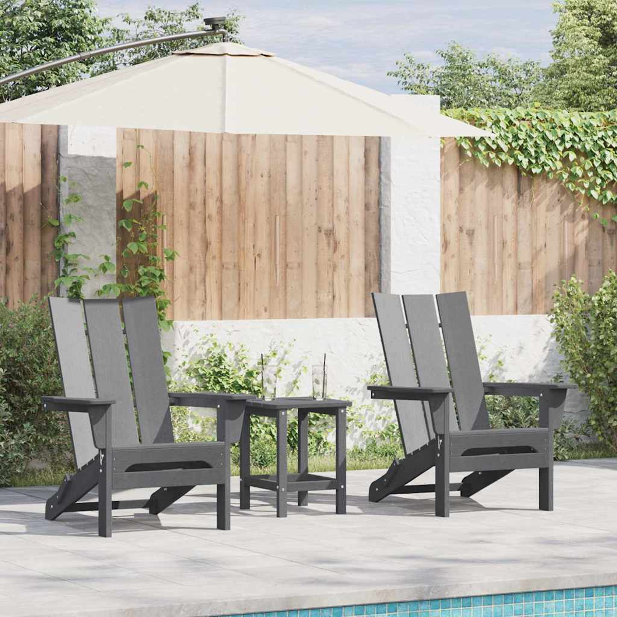 Zwei graue Adirondack-Stühle und ein kleiner Tisch stehen auf einer Terrasse. Ein Schirm beschattet sie. Ein Pool ist im Vordergrund.