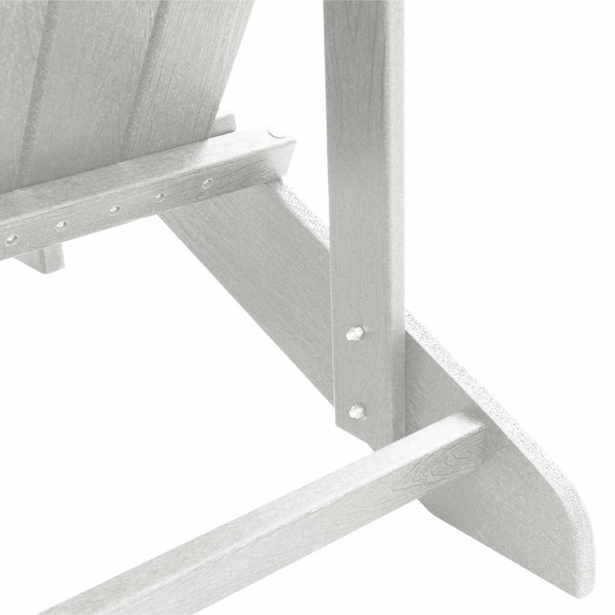 Primer plano de la estructura de una silla de madera gris claro. La imagen se centra en la estructura de soporte de la silla, mostrando las patas y el respaldo.