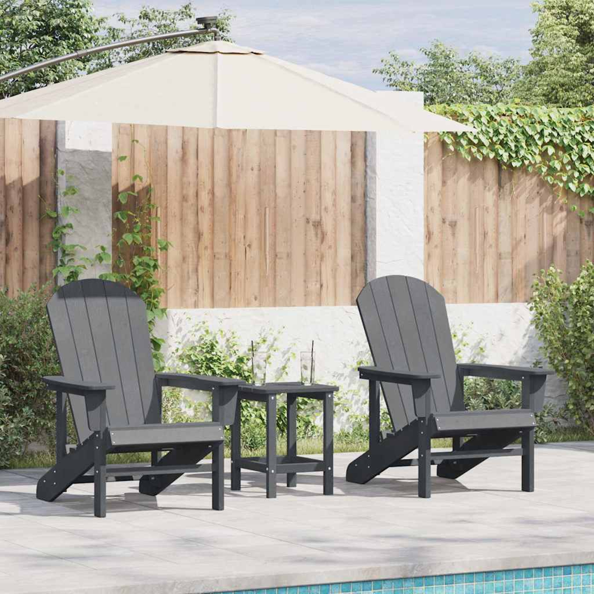 Zwei graue Adirondack-Stühle und ein kleiner Tisch stehen auf einer Terrasse in der Nähe eines Pools. Ein Sonnenschirm beschattet die Szene mit einem Holzzaun.