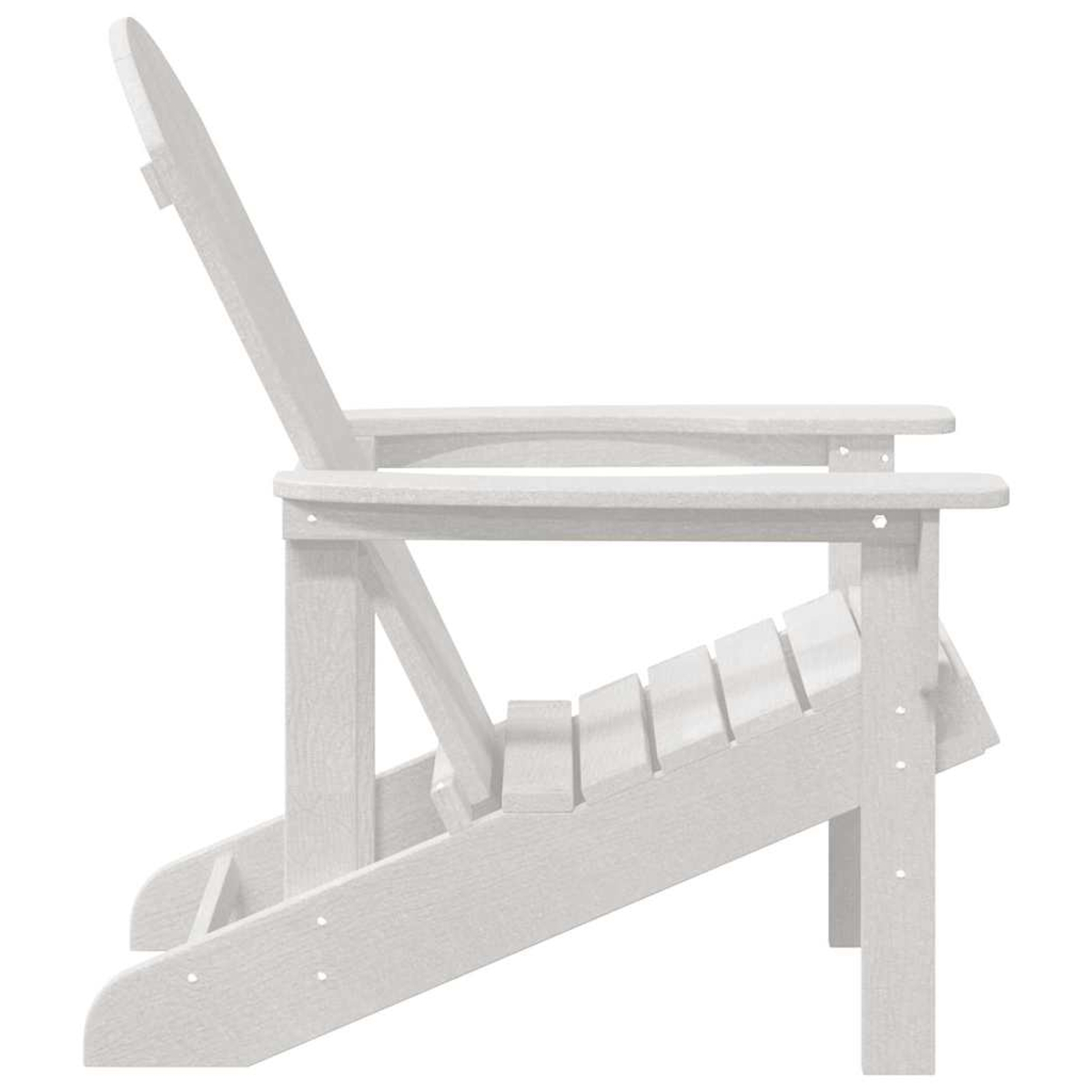 Ein weißer Adirondack-Stuhl, Seitenansicht. Er hat eine hohe Rückenlehne, Armlehnen und eine Sitzfläche aus Latten.