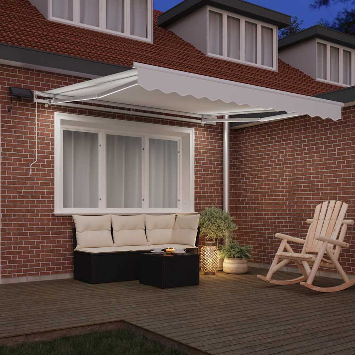 Eine Terrasse mit weißer Markise, Ziegelmauer, Holzschaukelstuhl, Sofa und Tisch. Pflanzen und Lichter sind ebenfalls vorhanden.