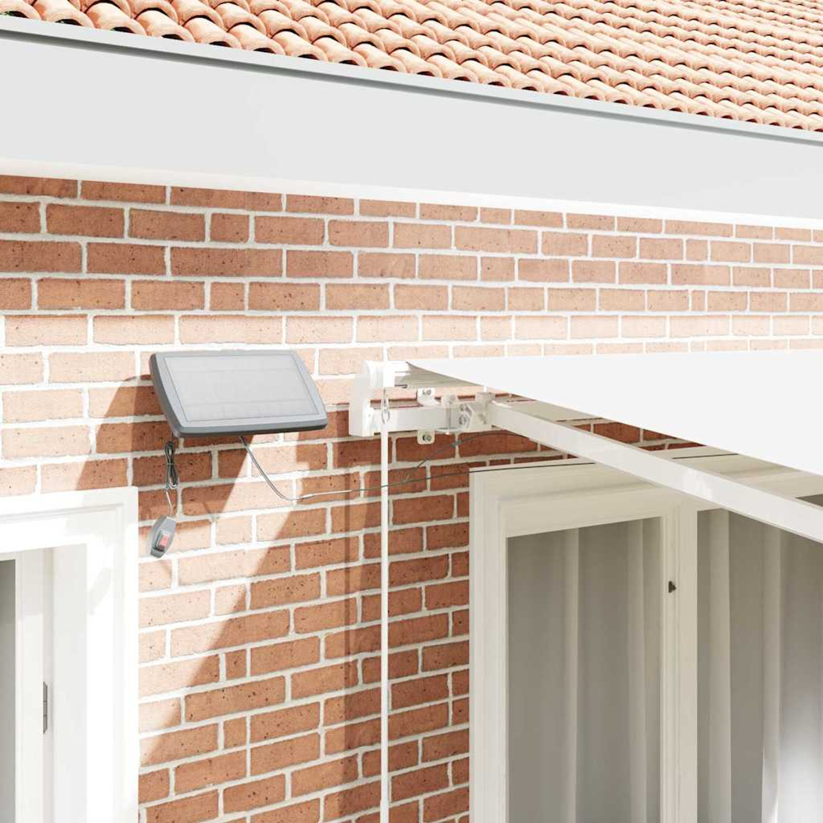 Außenansicht eines Backsteingebäudes mit weißer Markise. Ein Solarpanel und eine Fernbedienung sind an der Wand befestigt.