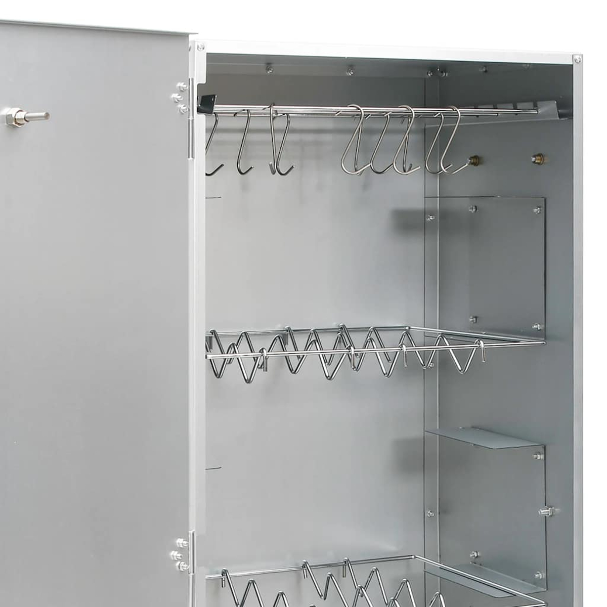 Innenraum eines offenen Metallschranks. Er verfügt über Haken, Drahtgestelle und ein Regal. Der Schrank ist hellsilbern.