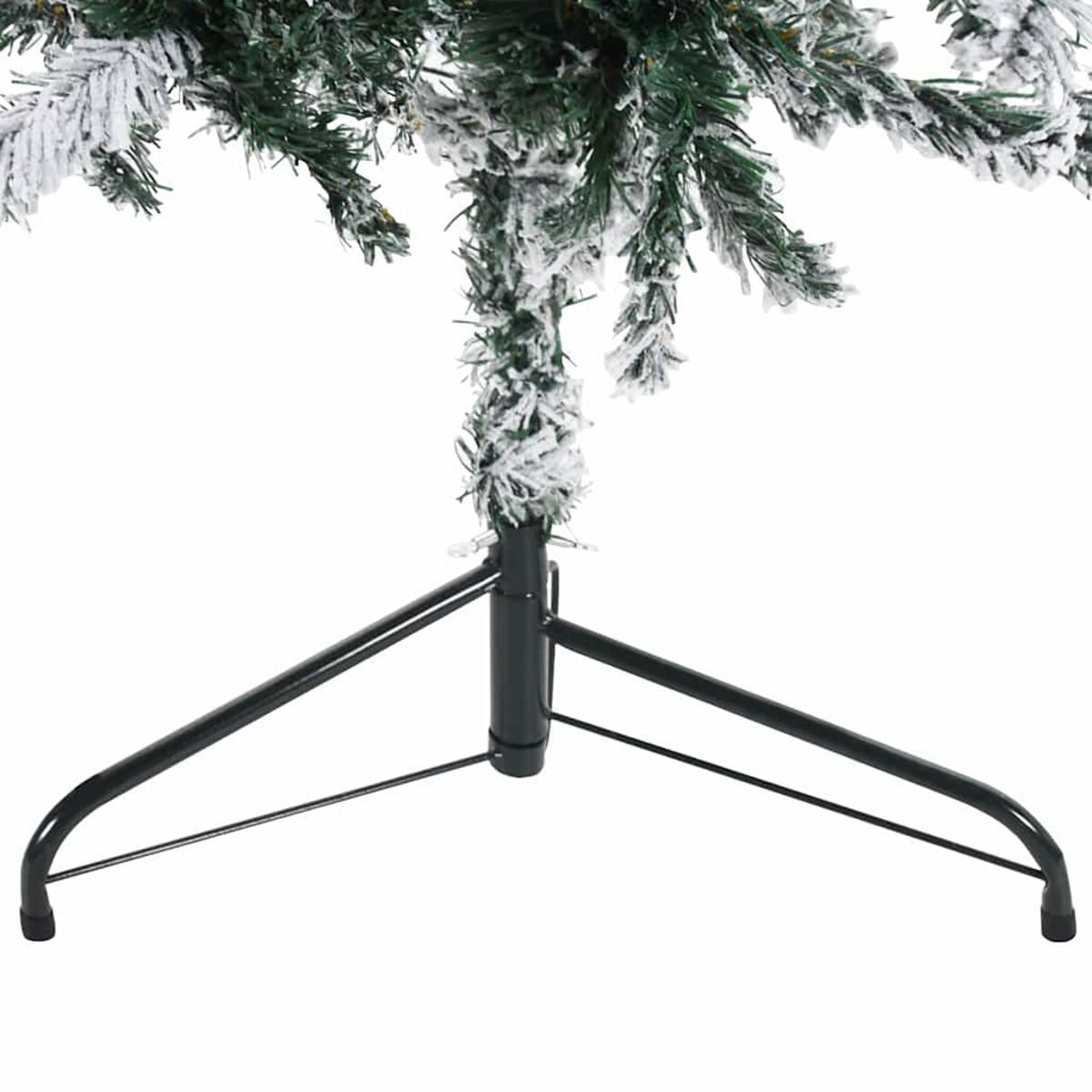 Ein schneebedeckter Weihnachtsbaum mit schwarzem Metallständer. Die Zweige sind grün, mit Weiß bestäubt. Der Ständer hat Beine zur Abstützung.
